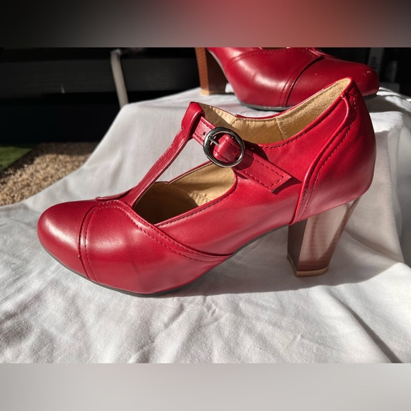 Red Close Toed High Heels 👠 - Picture 1 of 5